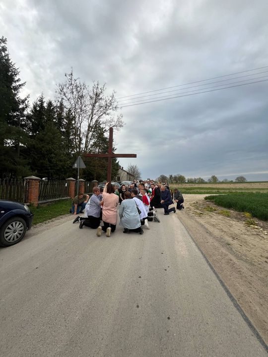 Gm. Wierzbica. Droga Krzyżowa i Liturgia Męki Pańskiej w parafii w Olchowcu [GALERIA ZDJĘĆ]