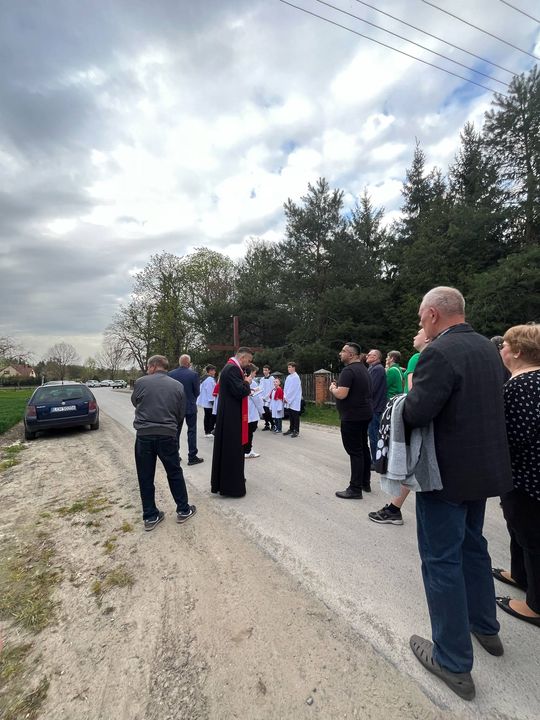 Gm. Wierzbica. Droga Krzyżowa i Liturgia Męki Pańskiej w parafii w Olchowcu [GALERIA ZDJĘĆ]