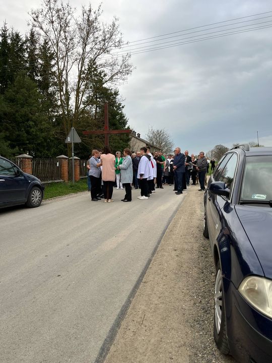 Gm. Wierzbica. Droga Krzyżowa i Liturgia Męki Pańskiej w parafii w Olchowcu [GALERIA ZDJĘĆ]