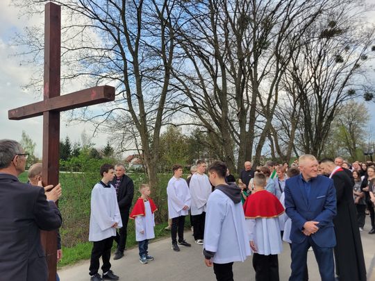 Gm. Wierzbica. Droga Krzyżowa i Liturgia Męki Pańskiej w parafii w Olchowcu [GALERIA ZDJĘĆ]