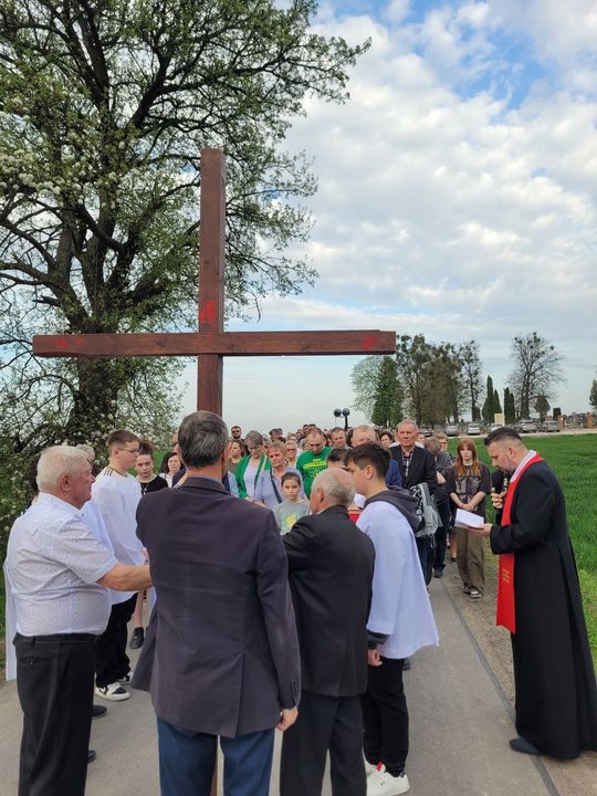 Gm. Wierzbica. Droga Krzyżowa i Liturgia Męki Pańskiej w parafii w Olchowcu [GALERIA ZDJĘĆ]