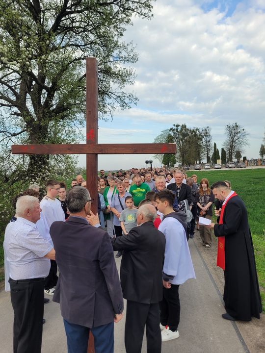 Gm. Wierzbica. Droga Krzyżowa i Liturgia Męki Pańskiej w parafii w Olchowcu [GALERIA ZDJĘĆ]