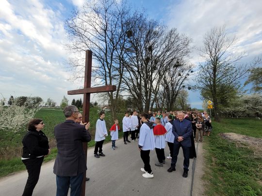 Gm. Wierzbica. Droga Krzyżowa i Liturgia Męki Pańskiej w parafii w Olchowcu [GALERIA ZDJĘĆ]
