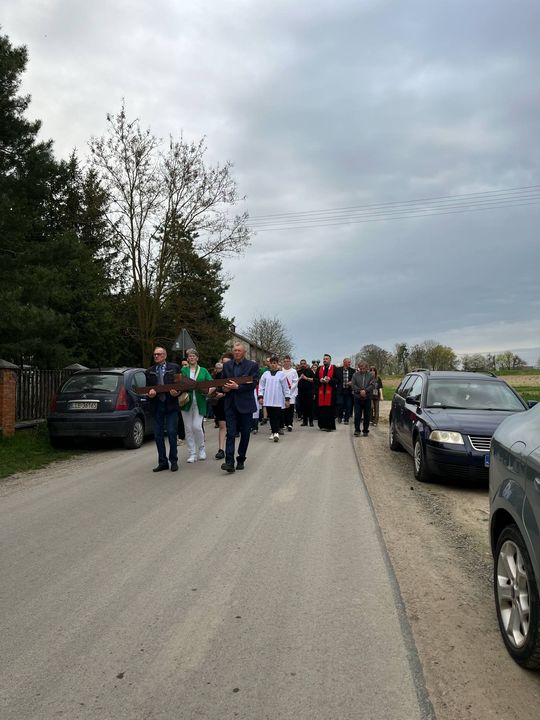 Gm. Wierzbica. Droga Krzyżowa i Liturgia Męki Pańskiej w parafii w Olchowcu [GALERIA ZDJĘĆ]