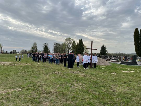 Gm. Wierzbica. Droga Krzyżowa i Liturgia Męki Pańskiej w parafii w Olchowcu [GALERIA ZDJĘĆ]
