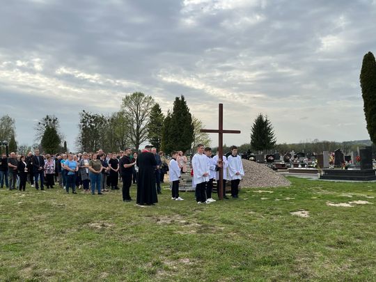 Gm. Wierzbica. Droga Krzyżowa i Liturgia Męki Pańskiej w parafii w Olchowcu [GALERIA ZDJĘĆ]