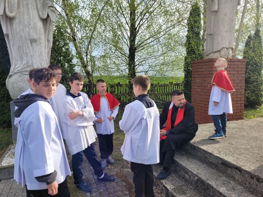 Gm. Wierzbica. Droga Krzyżowa i Liturgia Męki Pańskiej w parafii w Olchowcu [GALERIA ZDJĘĆ]