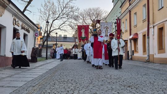 Procesja rezurekcyjna w Parafii pw. Rozesłania Świętych Apostołów w Chełmie [GALERIA ZDJĘĆ]