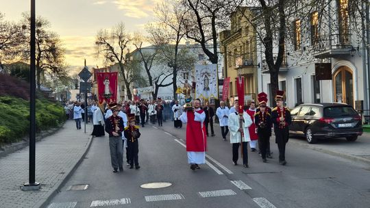 Procesja rezurekcyjna w Parafii pw. Rozesłania Świętych Apostołów w Chełmie [GALERIA ZDJĘĆ]
