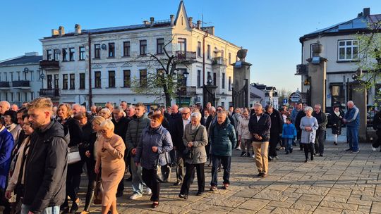 Procesja rezurekcyjna w Parafii pw. Rozesłania Świętych Apostołów w Chełmie [GALERIA ZDJĘĆ]
