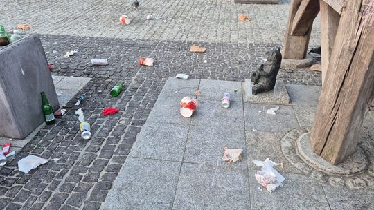 "Świąteczny" poranek na pl. Łuczkowskiego. Śmieci, puszki, butelki. Co tu się w nocy działo? [ZDJĘCIA]