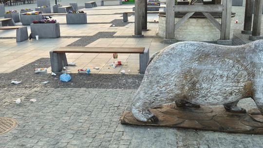 "Świąteczny" poranek na pl. Łuczkowskiego. Śmieci, puszki, butelki. Co tu się w nocy działo? [ZDJĘCIA]