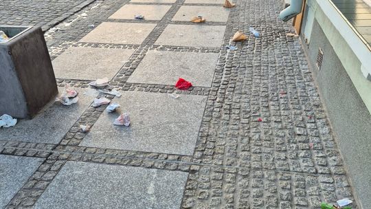 "Świąteczny" poranek na pl. Łuczkowskiego. Śmieci, puszki, butelki. Co tu się w nocy działo? [ZDJĘCIA]