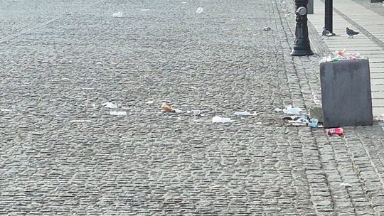"Świąteczny" poranek na pl. Łuczkowskiego. Śmieci, puszki, butelki. Co tu się w nocy działo? [ZDJĘCIA]