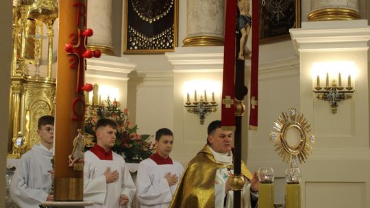 Wigilia Paschalna i procesja w Sanktuarium Matki Bożej Chełmskiej [GALERIA ZDJĘĆ]