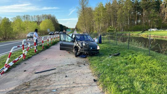 Zdarzenie na trasie Okuninka–Włodawa. Kierowca uderzył w latarnię i wypadł z drogi [ZDJĘCIA]