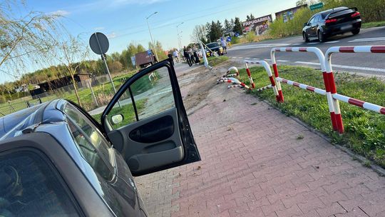 Zdarzenie na trasie Okuninka–Włodawa. Kierowca uderzył w latarnię i wypadł z drogi [ZDJĘCIA]