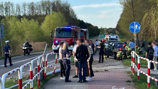 Zdarzenie na trasie Okuninka–Włodawa. Kierowca uderzył w latarnię i wypadł z drogi [ZDJĘCIA]