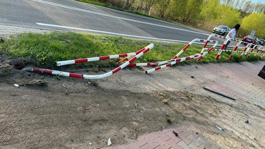 Zdarzenie na trasie Okuninka–Włodawa. Kierowca uderzył w latarnię i wypadł z drogi [ZDJĘCIA]