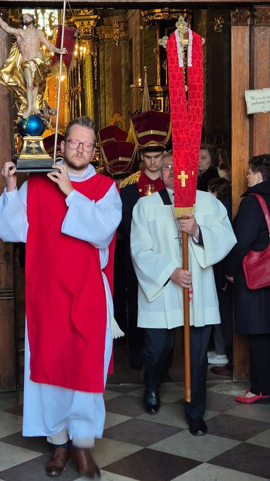 Procesja rezurekcyjna w Parafii pw. Rozesłania Świętych Apostołów w Chełmie [GALERIA ZDJĘĆ]