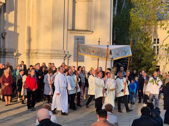 Procesja rezurekcyjna w Parafii pw. Rozesłania Świętych Apostołów w Chełmie [GALERIA ZDJĘĆ]