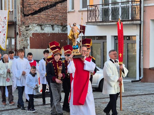 Procesja rezurekcyjna w Parafii pw. Rozesłania Świętych Apostołów w Chełmie [GALERIA ZDJĘĆ]