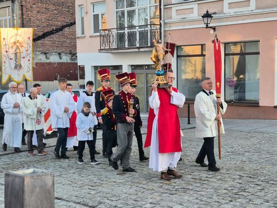 Procesja rezurekcyjna w Parafii pw. Rozesłania Świętych Apostołów w Chełmie [GALERIA ZDJĘĆ]