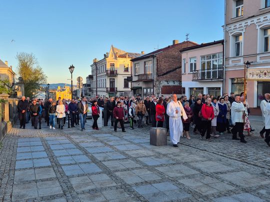 Procesja rezurekcyjna w Parafii pw. Rozesłania Świętych Apostołów w Chełmie [GALERIA ZDJĘĆ]