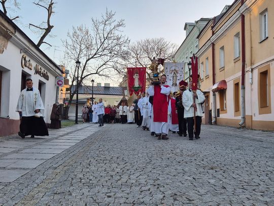 Procesja rezurekcyjna w Parafii pw. Rozesłania Świętych Apostołów w Chełmie [GALERIA ZDJĘĆ]
