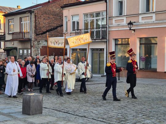 Procesja rezurekcyjna w Parafii pw. Rozesłania Świętych Apostołów w Chełmie [GALERIA ZDJĘĆ]