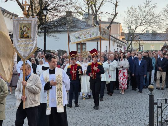 Procesja rezurekcyjna w Parafii pw. Rozesłania Świętych Apostołów w Chełmie [GALERIA ZDJĘĆ]