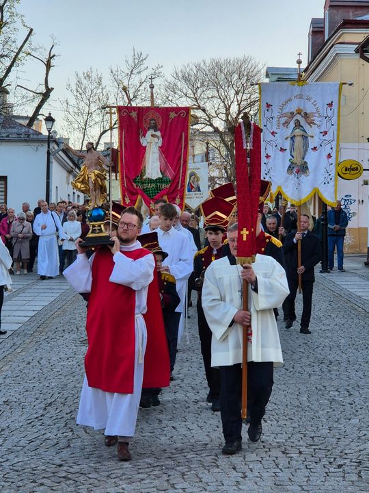 Procesja rezurekcyjna w Parafii pw. Rozesłania Świętych Apostołów w Chełmie [GALERIA ZDJĘĆ]