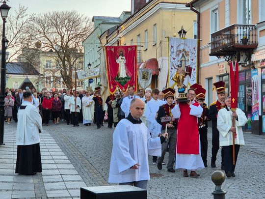 Procesja rezurekcyjna w Parafii pw. Rozesłania Świętych Apostołów w Chełmie [GALERIA ZDJĘĆ]