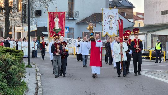Procesja rezurekcyjna w Parafii pw. Rozesłania Świętych Apostołów w Chełmie [GALERIA ZDJĘĆ]