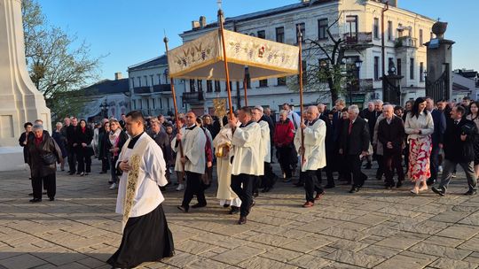 Procesja rezurekcyjna w Parafii pw. Rozesłania Świętych Apostołów w Chełmie [GALERIA ZDJĘĆ]