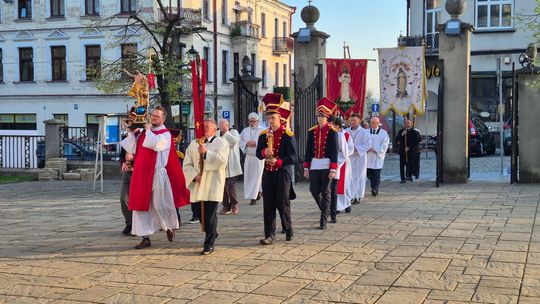 Procesja rezurekcyjna w Parafii pw. Rozesłania Świętych Apostołów w Chełmie [GALERIA ZDJĘĆ]