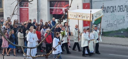 Procesja rezurekcyjna w Parafii pw. Rozesłania Świętych Apostołów w Chełmie [GALERIA ZDJĘĆ]