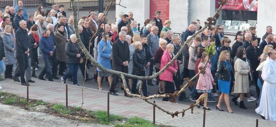 Procesja rezurekcyjna w Parafii pw. Rozesłania Świętych Apostołów w Chełmie [GALERIA ZDJĘĆ]