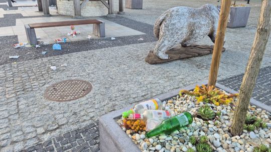 "Świąteczny" poranek na pl. Łuczkowskiego. Śmieci, puszki, butelki. Co tu się w nocy działo? [ZDJĘCIA]