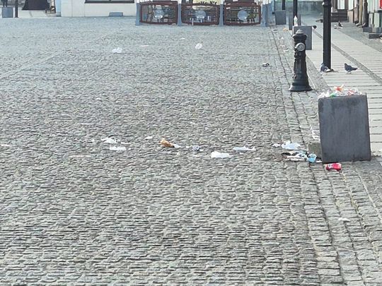 "Świąteczny" poranek na pl. Łuczkowskiego. Śmieci, puszki, butelki. Co tu się w nocy działo? [ZDJĘCIA]