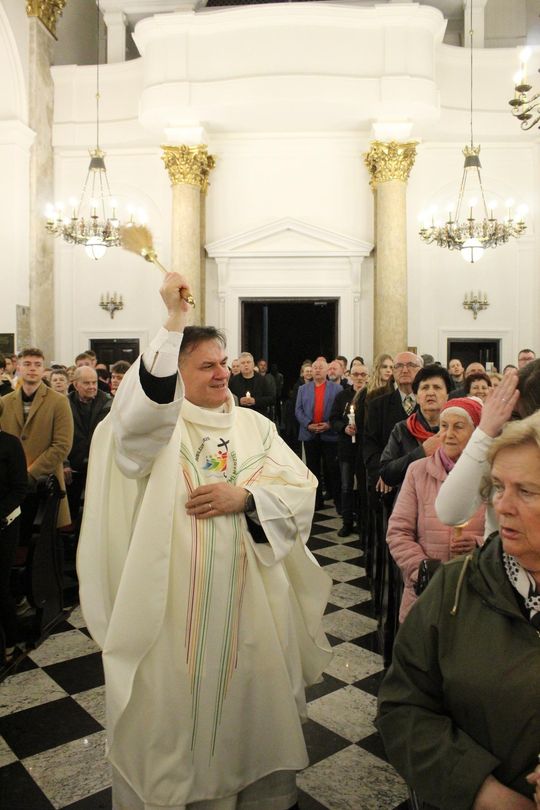 Wigilia Paschalna i procesja w Sanktuarium Matki Bożej Chełmskiej [GALERIA ZDJĘĆ]