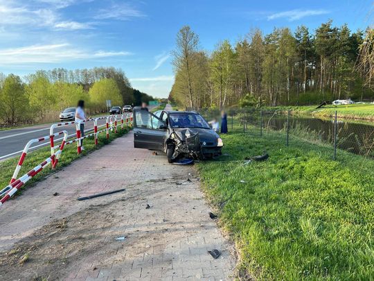 Zdarzenie na trasie Okuninka–Włodawa. Kierowca uderzył w latarnię i wypadł z drogi [ZDJĘCIA]