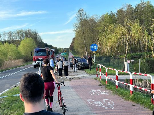 Zdarzenie na trasie Okuninka–Włodawa. Kierowca uderzył w latarnię i wypadł z drogi [ZDJĘCIA]