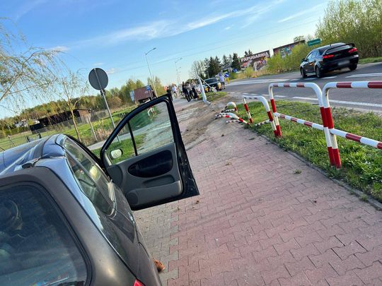 Zdarzenie na trasie Okuninka–Włodawa. Kierowca uderzył w latarnię i wypadł z drogi [ZDJĘCIA]