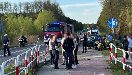 Zdarzenie na trasie Okuninka–Włodawa. Kierowca uderzył w latarnię i wypadł z drogi [ZDJĘCIA]