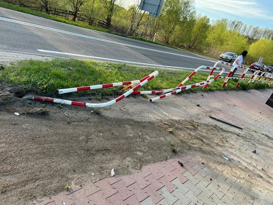 Zdarzenie na trasie Okuninka–Włodawa. Kierowca uderzył w latarnię i wypadł z drogi [ZDJĘCIA]