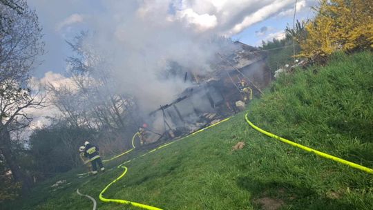 Gm. Kraśniczyn. Pożar domu w Zastawiu. 59-letni mężczyzna trafił do szpitala [ZDJĘCIA]