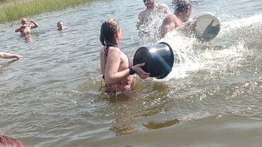 Śmigus-dyngus w Zalewie Tuligłowy. Krasnostawskie Karpie w lany poniedziałek [GALERIA ZDJĘĆ]