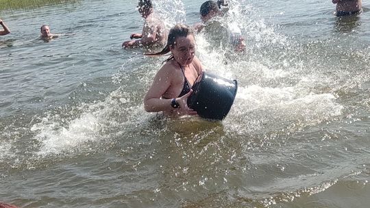 Śmigus-dyngus w Zalewie Tuligłowy. Krasnostawskie Karpie w lany poniedziałek [GALERIA ZDJĘĆ]