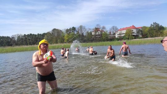 Śmigus-dyngus w Zalewie Tuligłowy. Krasnostawskie Karpie w lany poniedziałek [GALERIA ZDJĘĆ]